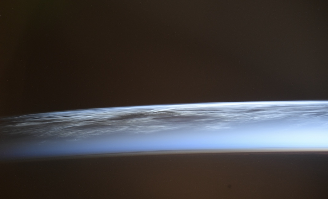 Космонавт Зубрицкий показал кадры серебристых облаков из своей каюты