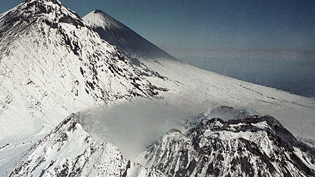 На Камчатке началось извержение "молчавшего" больше года вулкана Безымянный