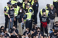 В Вашингтоне протестующие спроецировали на американский флаг слова "Геноцид Джо"