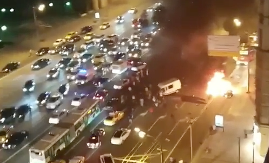  В ночь на четверг на Кутузовском проспект «Мерседес» врезался в микроавтобус «Фиат» столичного «Социального патруля», задел еще два авто и загорелся