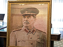 Волгоградец подарил портрет Сталина из стилизованного жемчуга музею-заповеднику