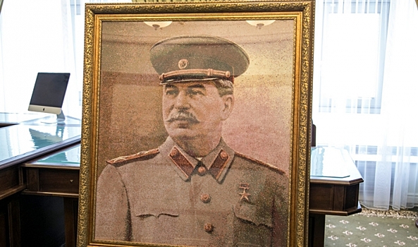 Волгоградец подарил портрет Сталина из стилизованного жемчуга музею-заповеднику