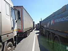 «Три часа уже стоим»: водителям грузовиков запретили двигаться по ЕКАД