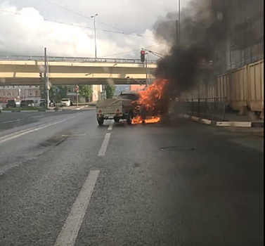 Автосервис загорелся на Кузбасской улице в Нижнем Новгороде