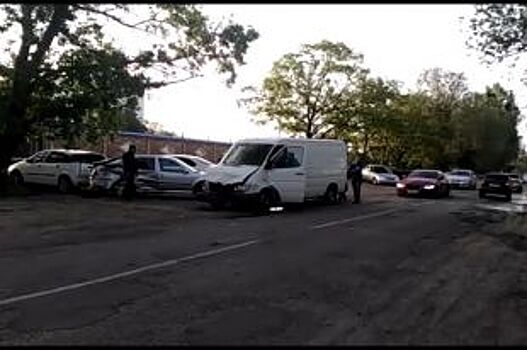 В массовом ДТП на Ставрополье иномарка врезалась в дерево и загорелась