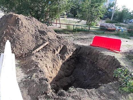 Работники ТГК-14 раскопали яму в Северном и уехали, не устранив аварию