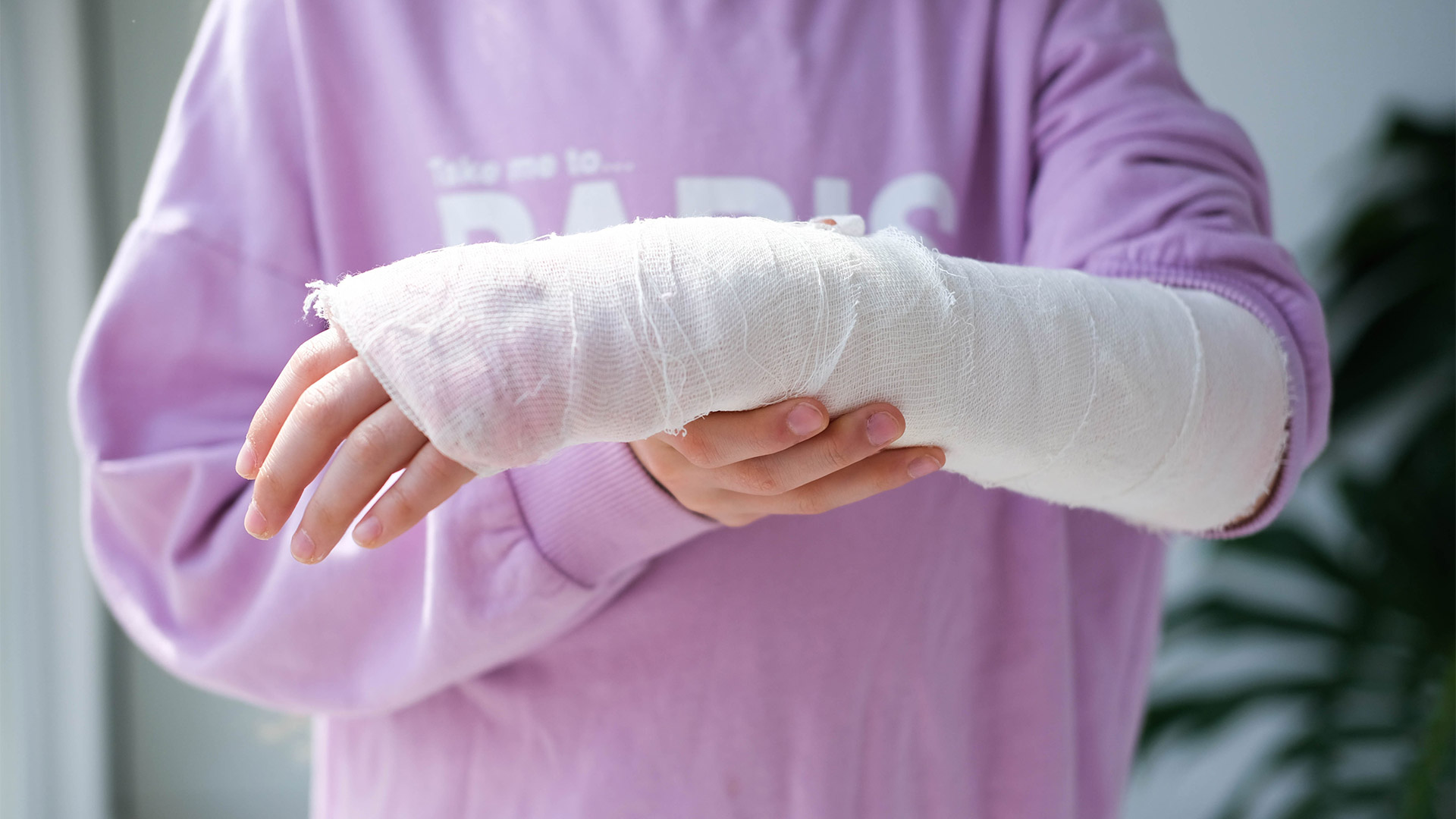 Можно ли мыть и мочить гипс при переломах: анализ