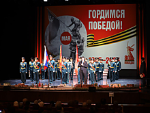 Мэр Иркутска Руслан Болотов вручил вымпелы города на торжественном собрании общественности в канун 80-й годовщины Победы в Великой Отечественной войне