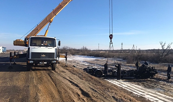 На трассе под Волгоградом устраняют последствия ДТП с возгоранием двух фур