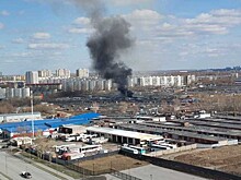 Авто сгорело дотла во время пожара на СТО в Новосибирске