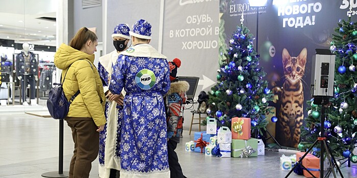 «МИР» открыл новогоднюю телестудию «Мировых Дедов Морозов» с котиками и подарками