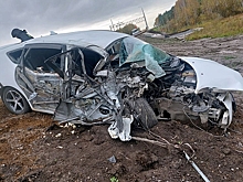 Toyota Prius въехал в дорожный каток в Амурской области