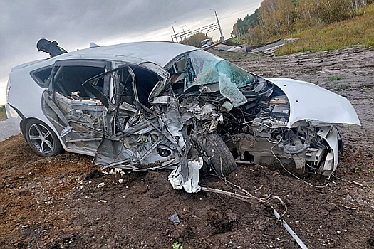 Toyota Prius въехал в дорожный каток в Амурской области
