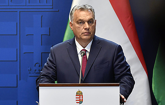 На два фронта. Венгерский премьер защищает "нелиберальную демократию" от ЕС и оппозиции