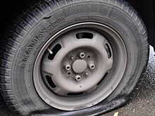 Как остановить автомобиль со спущенным колесом