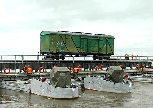 Военнослужащие ВВО в рамках учения построили железнодорожный мост через Зею