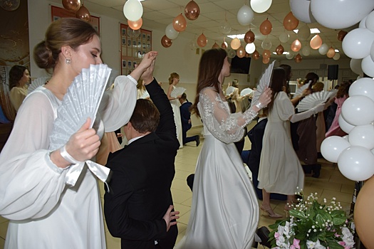 В выселковской школе Сретенский бал молодёжи прошёл в десятый раз (фото)