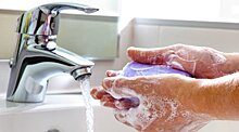 Медики не моют руки между приемами пациентов