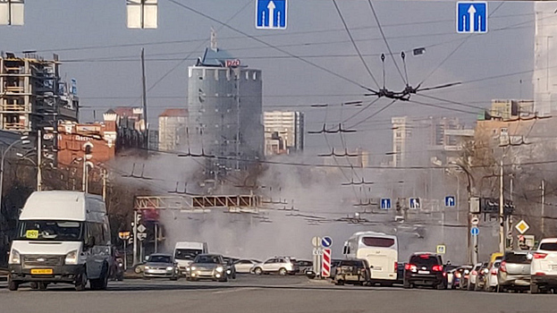 В Екатеринбурге автомобиль с людьми провалился в промоину на дороге