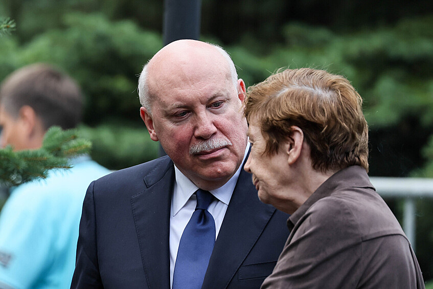 Государственный секретарь Союзного государства Дмитрий Мезенцев на церемонии прощания с председателем Верховного суда РФ Ириной Подносовой в траурном зале ЦКБ Управления делами президента РФ в Москве, 24 июля 2025 года