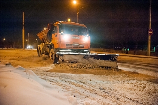 Дорожная техника продолжает осуществлять уборку снега на дорогах региона