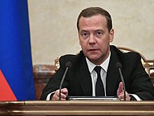 Медведев оценил стеснительность министров