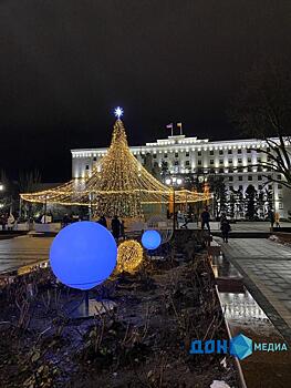 Вандалы &laquo;раскурочили&raquo; новогоднюю ель напротив здания областного правительства в Ростове