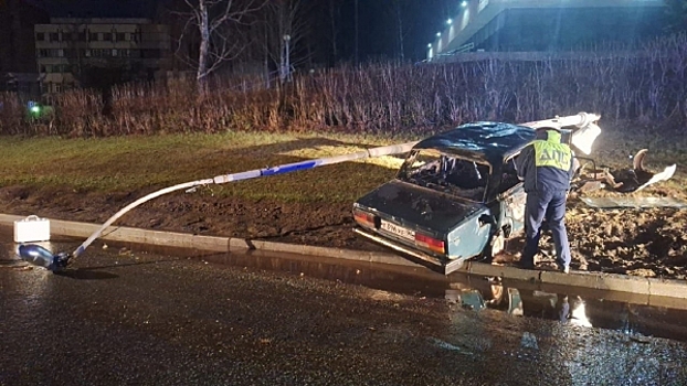 В центре Новоуральска «семерка» врезалась в столб и загорелась: водитель погиб на месте