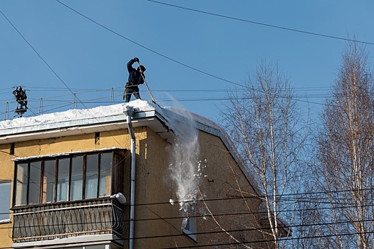 Глава Кемерова рассказал, куда пожаловаться на снег на крыше и во дворе