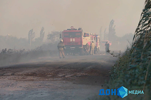 ГИБДД призвала водителей объезжать участок дороги на улице Чемордачка в Ростове, где полыхает пожар