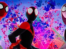 Гвен-паук помогает Человеку-пауку в ТВ-споте "Через вселенные"