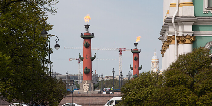 Ростральные колонны зажгли на Стрелке Васильевского острова в честь 320-летия Санкт-Петербурга