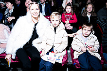 Елена Перминова с детьми на премьере ледового шоу «Щелкунчик»