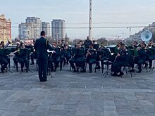 Перед Ростовским театром имени Горького выступил военный оркестр