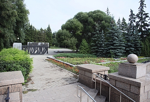 Сквер с братскими могилами в центре Омске поставили на госохрану