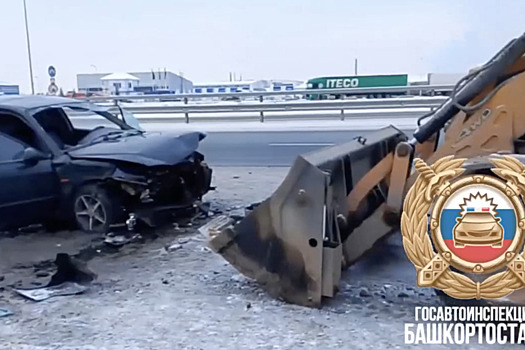 В экскаватор-погрузчик во время ремонта "влетела" иномарка: есть погибший