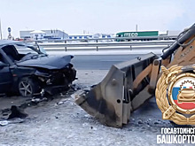 В экскаватор-погрузчик во время ремонта "влетела" иномарка: есть погибший