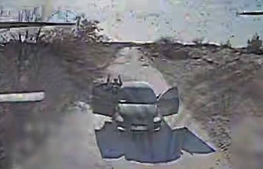 «С гражданскими не воюем!» Российский дроновод увел беспилотник от машины с мирными людьми