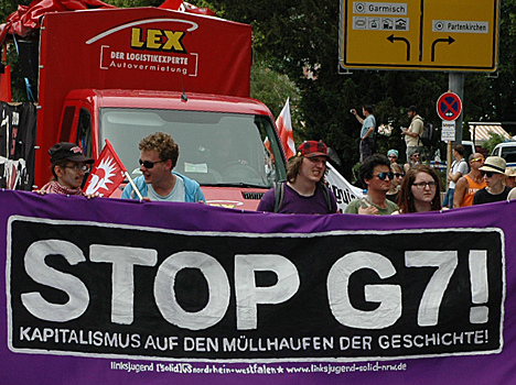 Более 100 человек пострадали на акции протеста против G7