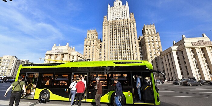 Необычный электробус прокатился по Москве