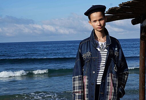 День рождения русской тельняшки: 15 стильных лонгсливов в полоску и как их носить в духе Шанель, Хепберн и не только