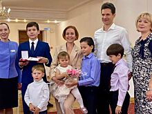 Денис Паслер сообщил о количестве многодетных семей, удостоенных знаками отличия Свердловской области в 2025 году