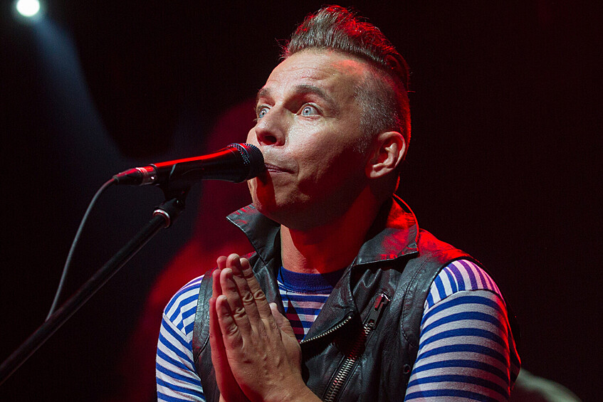 Илья Лагутенко выступает с новой программой «SOS матросу» на сцене концертного зала Stadium Live, 2013 год