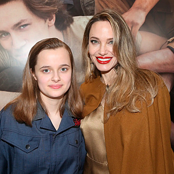 Анджелина Джоли появилась на премьере бродвейского мюзикла «Аутсайдеры» вместе с дочерью Вивьен