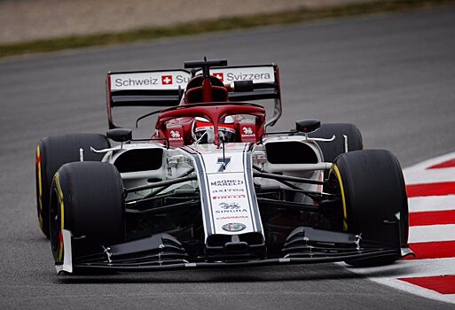 Alfa Romeo и Ferrari впереди в утренней сессии третьего дня тестов