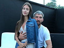 «Спасибо, что радуешь нас»: Александр Овечкин нежно поздравил жену с 26-летием