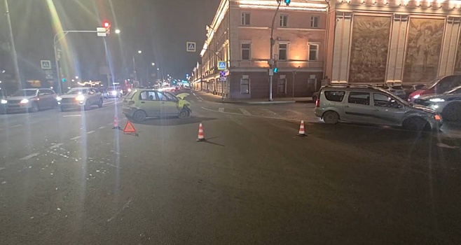 Женщина пострадала при столкновении двух легковушек на Рождественской