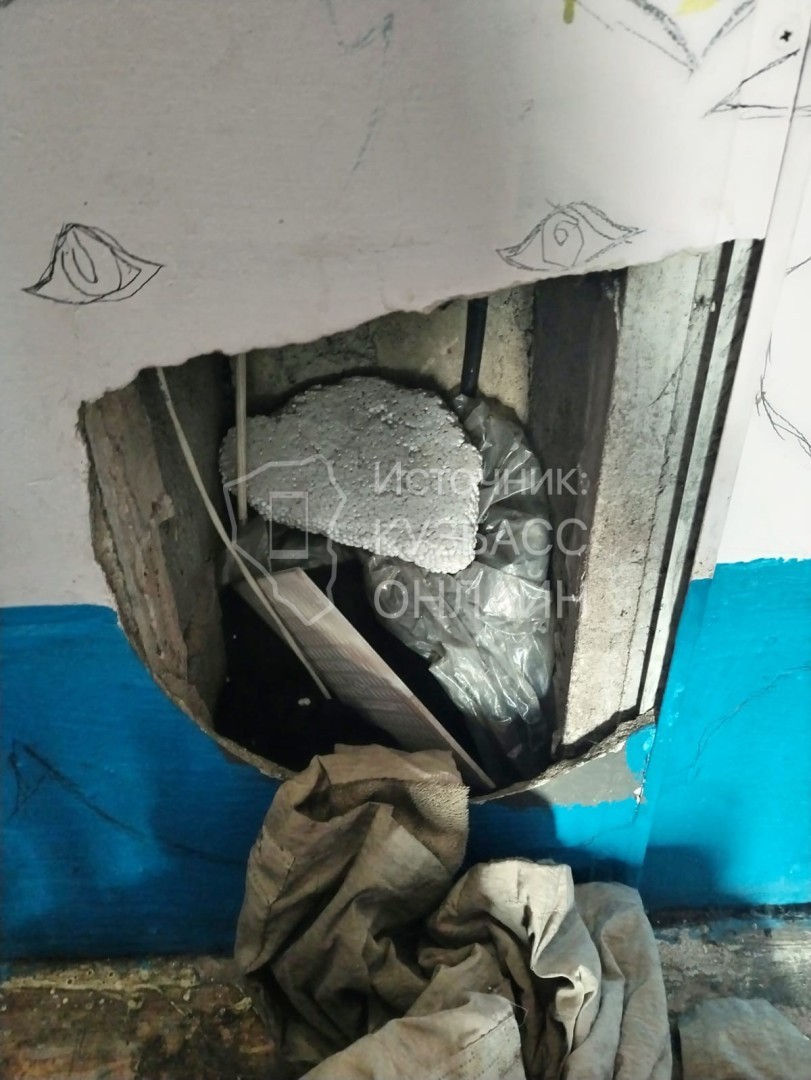 Дыра возникла в стене в подъезде жилого дома в Ленинске-Кузнецком