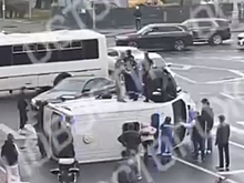 В Москве на видео попало, как автобус врезался в карету скорой помощи