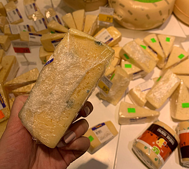 Сетевой гигант продает тоболякам просроченный сыр